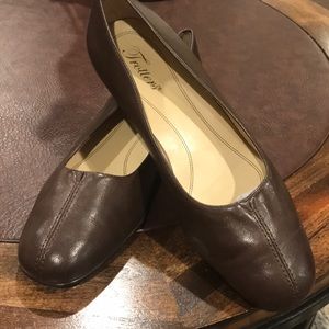 Trotters Brown Leather Wide Kitten Heel